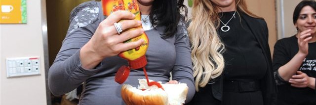 502518-מנכליות מגדלים מחלקות ממתקים לילדים החולים