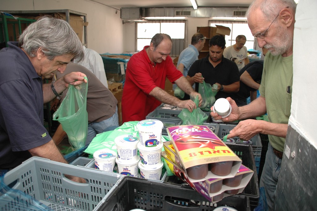 מתנדבים אורזים ערכות שבועות בחסדי נעמי