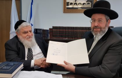 יו"ר חסדי נעמי במכירת חמץ אצל הרב הראשי לישראל הרב דוד לאו