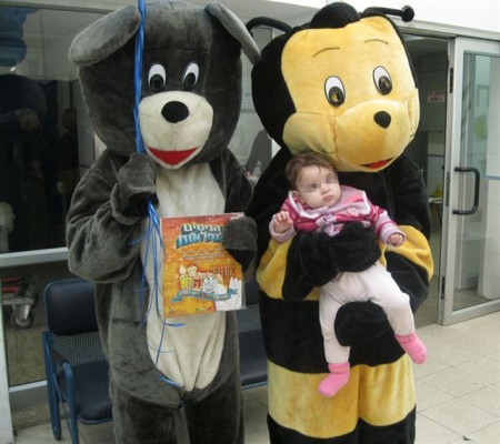 מתנדבי חסדי נעמי בבובות ענק עם ילדה מאושפזת בבית חולים וולפסון