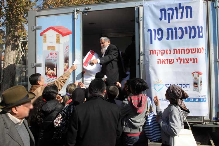 חלוקת שמיכות לנזקקים וניצולי שואה