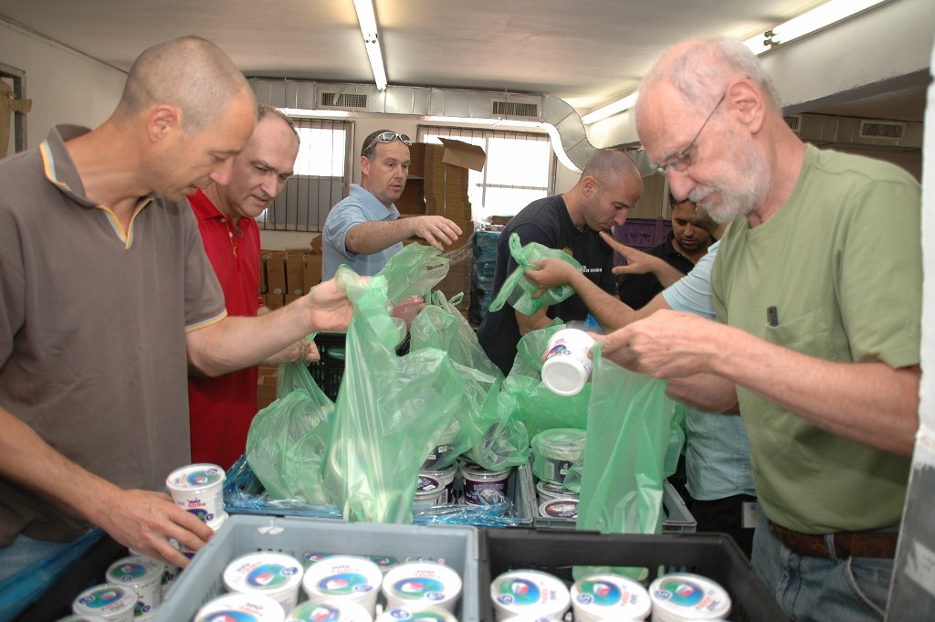 מתנדבים אורזים ערכות שבועות  בחסדי נעמי למשפחות נזקקות