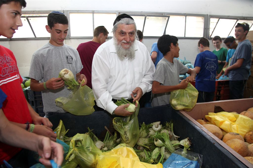 יור חסדי נעמי- הרב יוסף כהן ומתנדבים אורזים פרות וירקות לחלוקה לקראת החג
