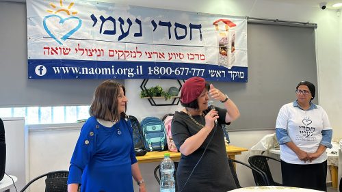 עליזה בלוך ראשת העיר בבית שמש ביום חלוקת ילקוטים