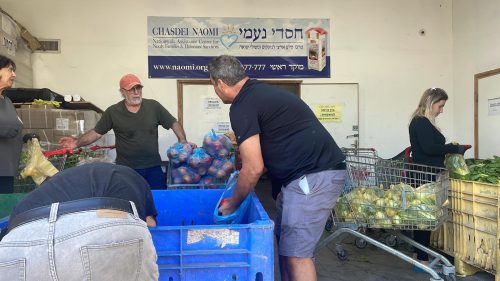 מתנדבים בבת ים ממימניים ואורזים פירות וירקות