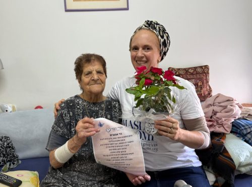 סיוע במלחמה- צוות חסדי נעמי בביקור בית אצל קשישה בודדה