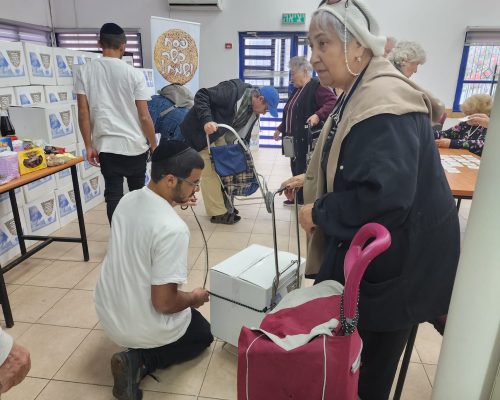 חלוקת סלי מזון לניצולי שואה לרגל חג פסח