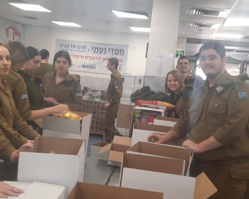 חיילים מתנדבים באריזת סלי מזון לפסח בחסדי נעמי