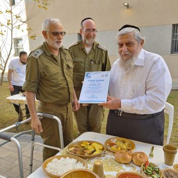 חלוקת תעודות הוקרה לחיילי בסיס שורה במסיבת פורים