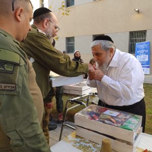 יו"ר חסדי נעמי, הרב יוסף כהן, מברך חיילים