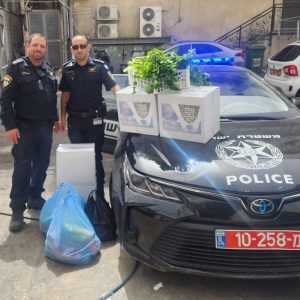 שוטרים מתנדבים בשינוע חבילות פסח של חסדי נעמי