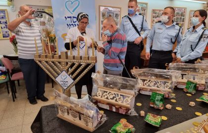 ניצול שואה בעודו מדליק נר אמר בקול רועד “עכשיו זה חג טוב”