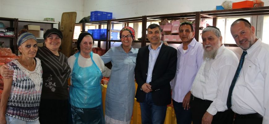 ראש העיר בת ים בביקור מיוחד בסניף חסדי נעמי