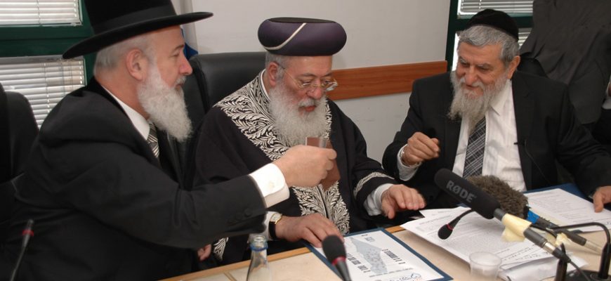 הרב הראשי לישראל: ראיתי שמחפשים אוכל באשפה, בכיתי