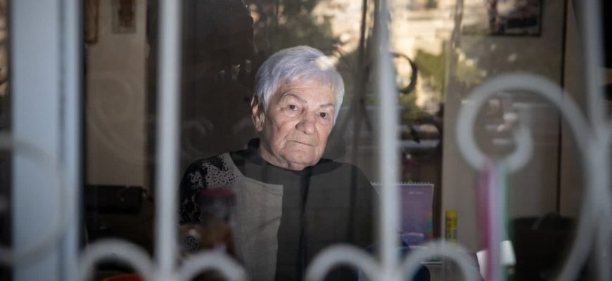 יבגניה סגל ניצולת שואה נאבקת על קורת גג: “קשה לעבוד בגיל 81, אבל אין לי ברירה”