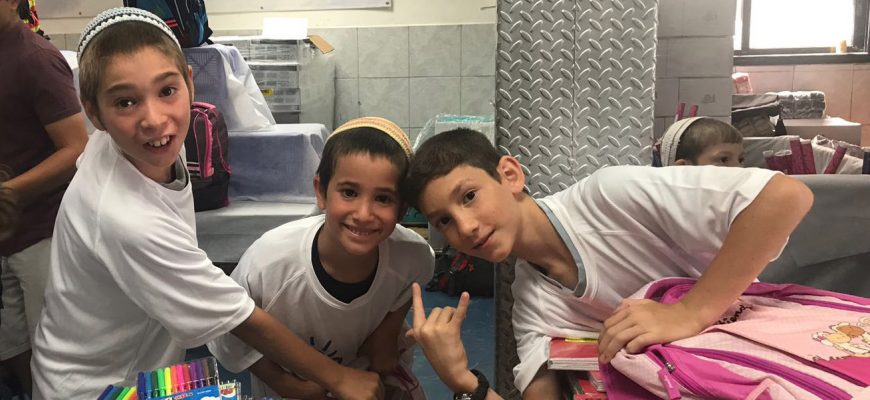 לקראת פתיחת שנת הלימודים: חסדי נעמי חילקו ילקוטים למשפחות מעוטות יכולת